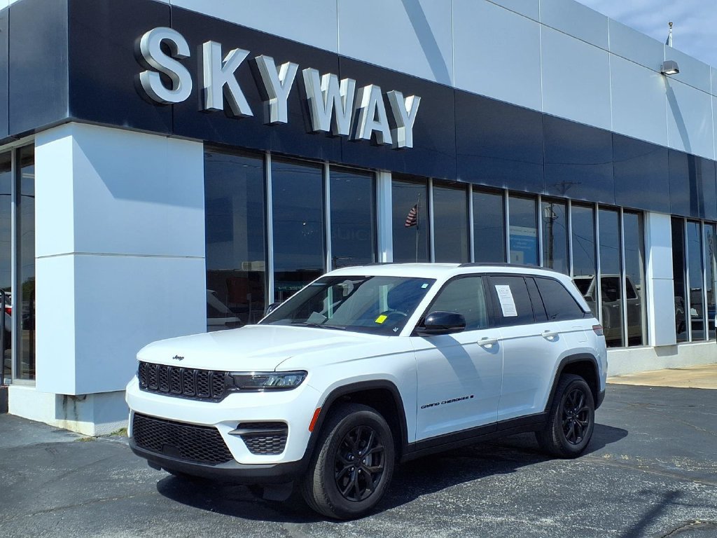 Used 2024 Jeep Grand Cherokee Altitude AWD/4WD image 1