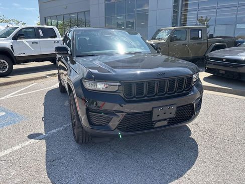 New 2025 Jeep Grand Cherokee Altitude AWD/4WD image 8
