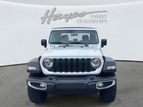 Used 2025 Jeep Gladiator Sport AWD/4WD image 8