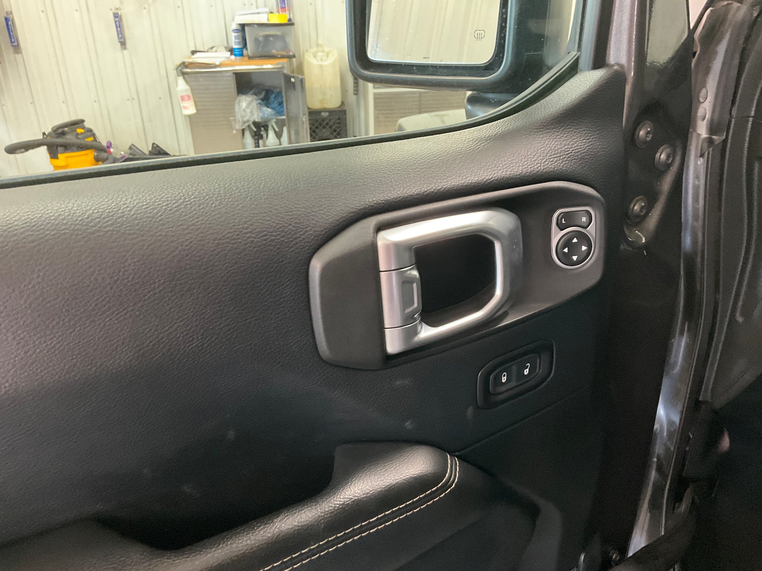 Used 2018 Jeep Wrangler Unlimited Sahara AWD/4WD image 10