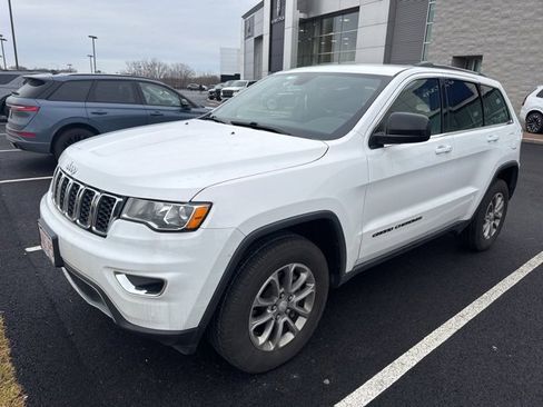 Used 2020 Jeep Grand Cherokee Laredo image 3