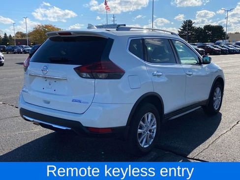 Used 2020 Nissan Rogue SV image 3