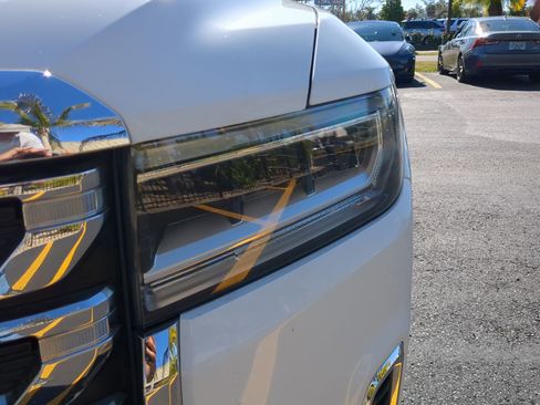 Used 2023 GMC Acadia SLT image 11