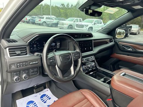 Used 2023 GMC Yukon Denali Ultimate AWD/4WD image 10