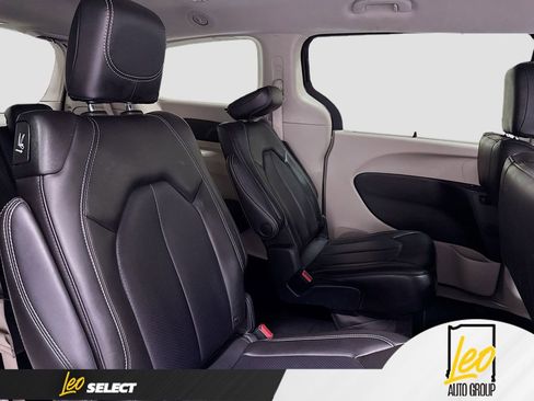 Used 2023 Chrysler Pacifica Touring-L FWD image 30
