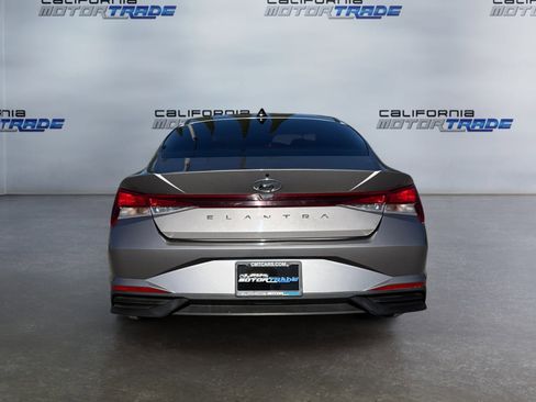 Used 2022 Hyundai Elantra SE image 6