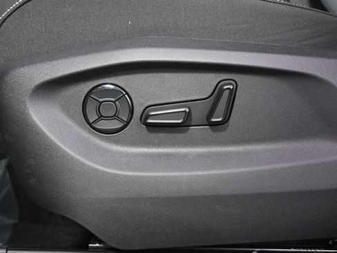 Used 2026 Volkswagen Tiguan SE AWD/4WD image 14