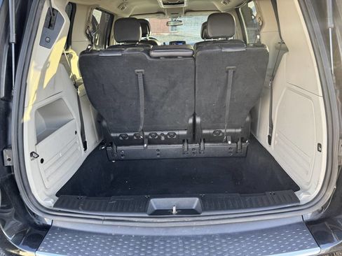 Used 2016 Chrysler Town & Country Touring image 15