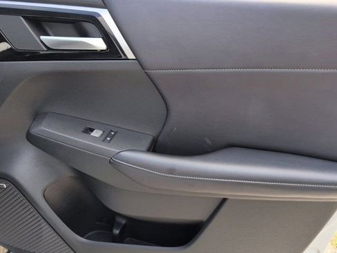Used 2025 Mitsubishi Outlander SE FWD image 32