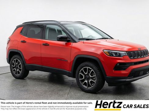 Used 2025 Jeep Compass Trailhawk image 1