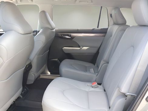 New 2026 Toyota Highlander Platinum AWD/4WD image 12
