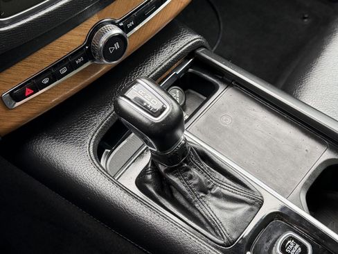 Used 2022 Volvo XC90 T6 Momentum w/ Climate Package image 24