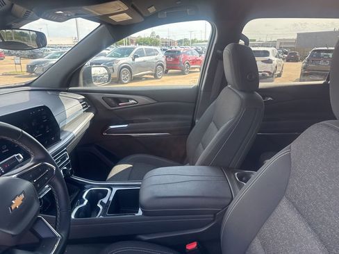 Used 2025 Chevrolet Traverse LT image 43