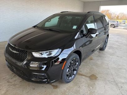 New 2026 Chrysler Pacifica Limited w/ S Appearance Package