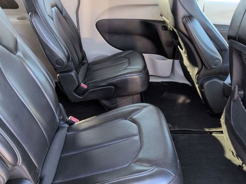 Used 2023 Chrysler Pacifica Touring-L FWD image 29