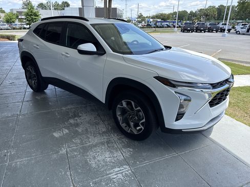 Used 2025 Chevrolet Trax LT FWD image 31