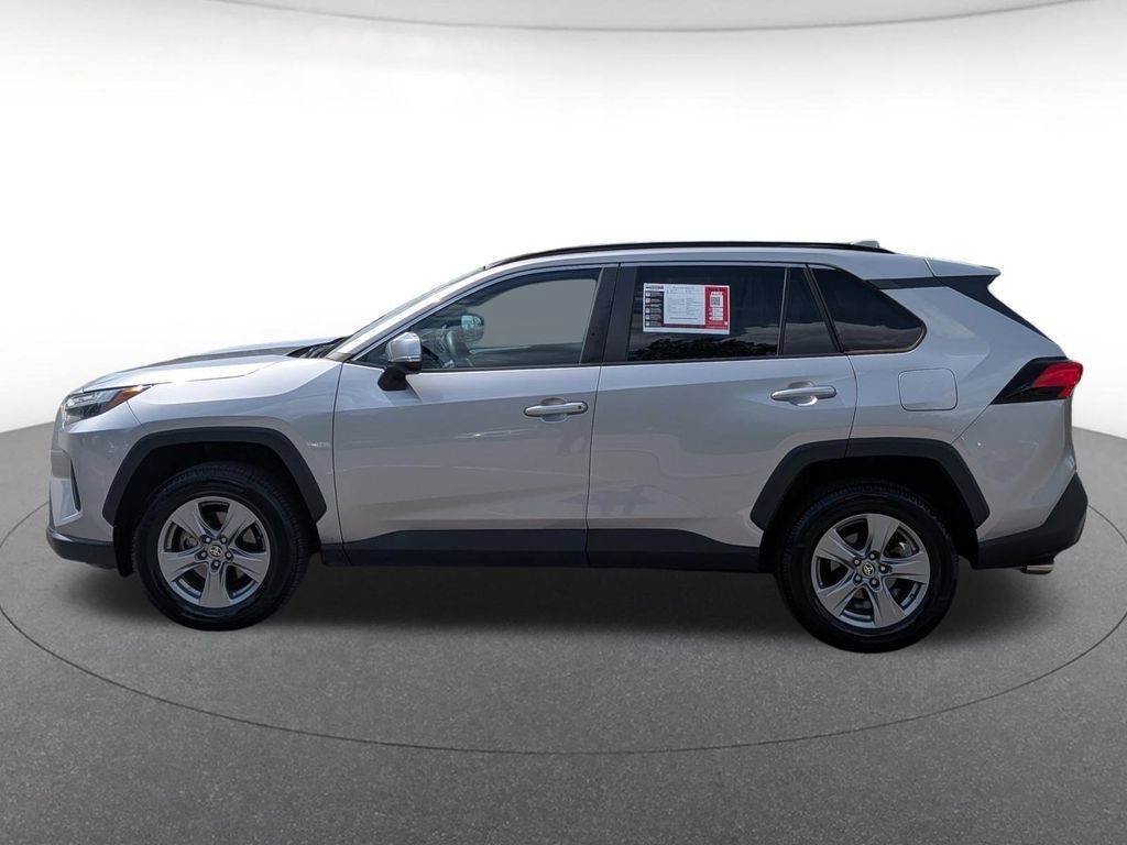 Used 2022 Toyota RAV4 XLE w/ Convenience Package FWD image 3
