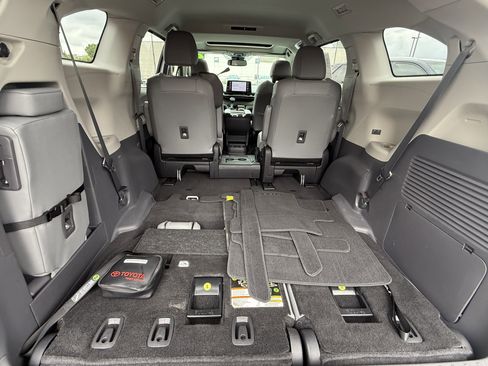 Certified 2023 Toyota Sienna XLE FWD image 29