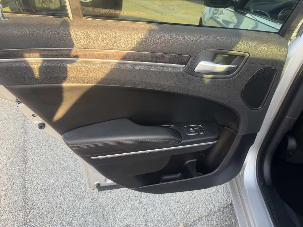 Used 2019 Chrysler 300 Limited w/ Safetytec Plus Group RWD image 23