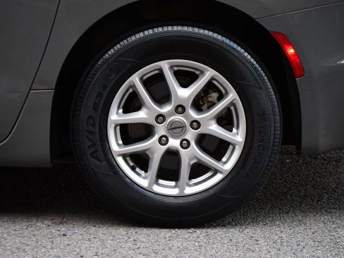 Used 2022 Chrysler Pacifica Touring-L image 13