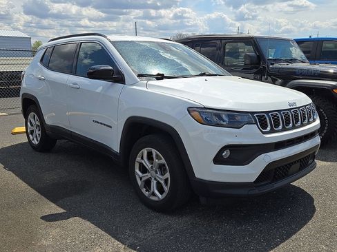 Used 2024 Jeep Compass Latitude image 3