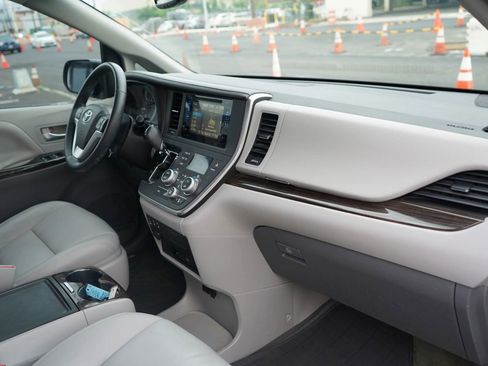 Used 2015 Toyota Sienna FWD image 20