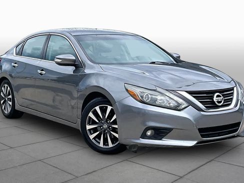 Used 2017 Nissan Altima 2.5 SL w/ 2.5 Technology Package FWD image 3
