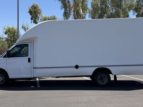 Used 2017 GMC Savana 3500 Extended RWD image 2
