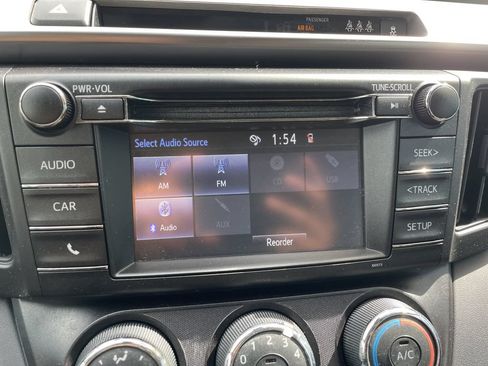 Used 2017 Toyota RAV4 LE AWD/4WD image 19