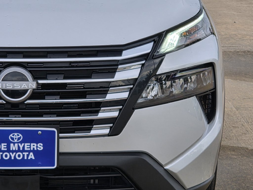 Used 2024 Nissan Rogue SV AWD/4WD image 4