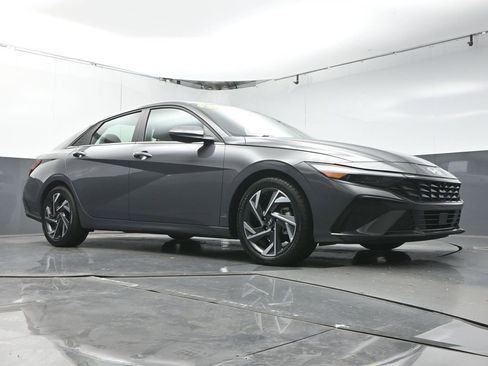 Used 2024 Hyundai Elantra Limited image 35