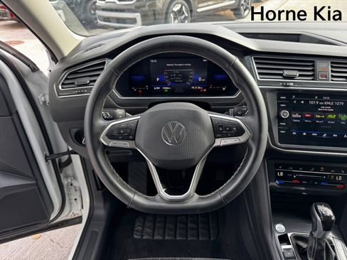 Used 2022 Volkswagen Tiguan SE image 16