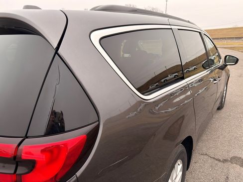 Used 2022 Chrysler Pacifica Touring-L image 7