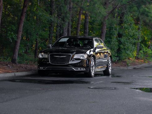 Used 2016 Chrysler 300 C Platinum RWD image 40