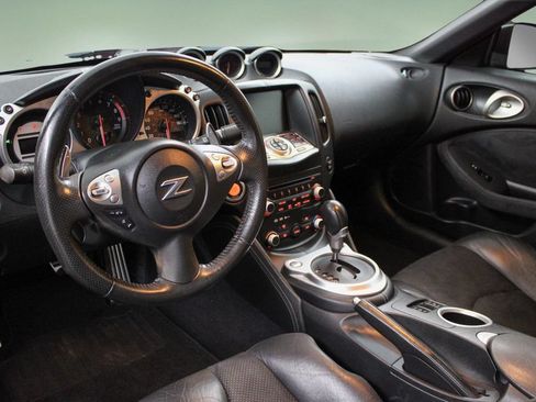 Used 2009 Nissan 370Z Touring RWD image 2