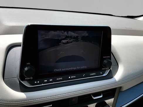 Used 2025 Nissan Rogue SV FWD image 15