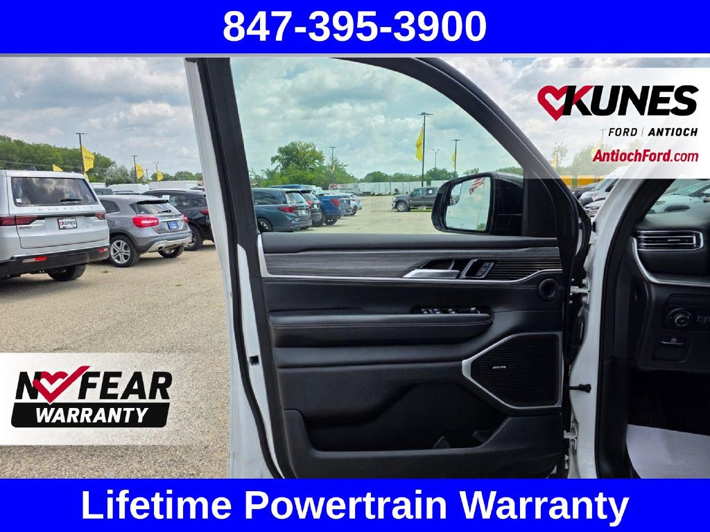 Used 2024 Jeep Wagoneer L Series II AWD/4WD image 19