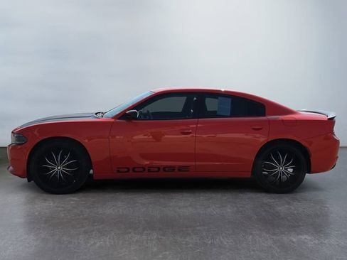 Used 2017 Dodge Charger SE w/ Blacktop Package RWD image 2