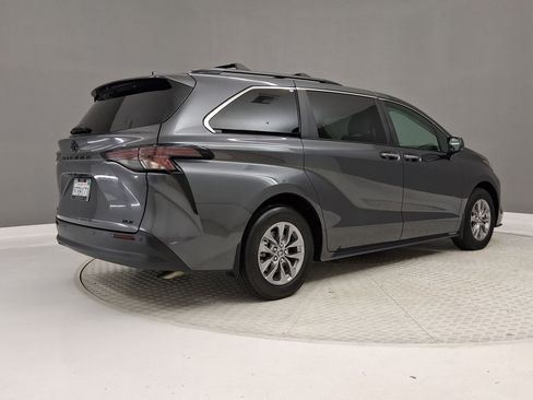 Used 2025 Toyota Sienna XLE w/ XLE Plus Package FWD image 31