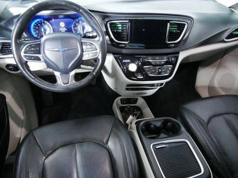 Used 2020 Chrysler Pacifica Touring-L Plus FWD image 4