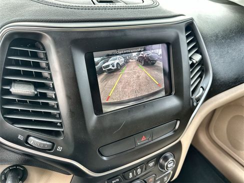 Used 2019 Jeep Cherokee Latitude w/ Popular Appearance Group image 29