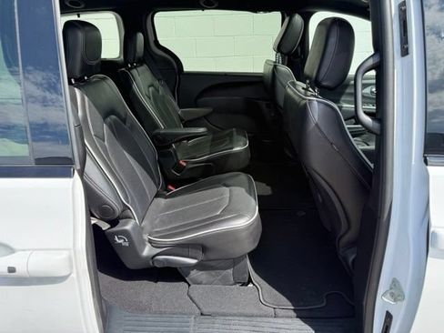 Used 2025 Chrysler Pacifica Limited FWD image 19