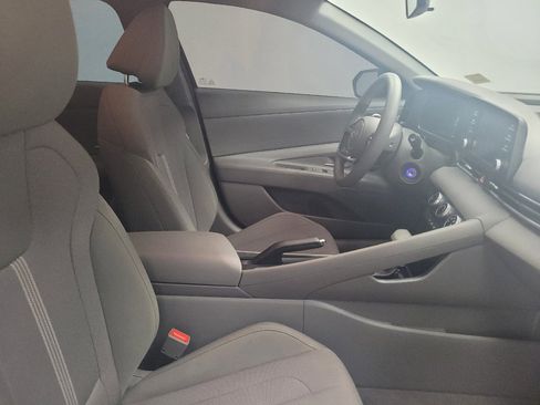Used 2025 Hyundai Elantra SE FWD image 21