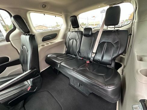 Used 2017 Chrysler Pacifica Touring-L FWD image 14