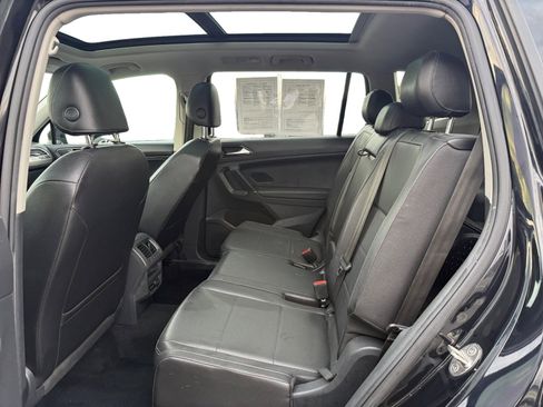 Used 2018 Volkswagen Tiguan SE w/ Panoramic Sunroof Package image 16