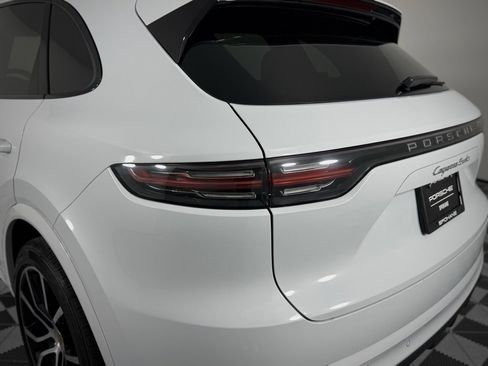 Used 2022 Porsche Cayenne Turbo image 12