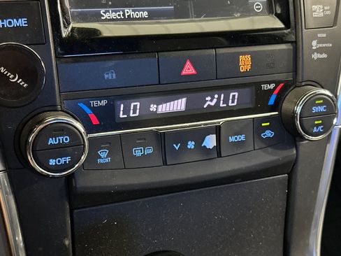 Used 2015 Toyota Camry XLE w/ Advanced Technology Package FWD image 21