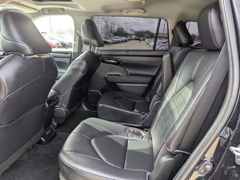 Used 2023 Toyota Highlander XLE image 29