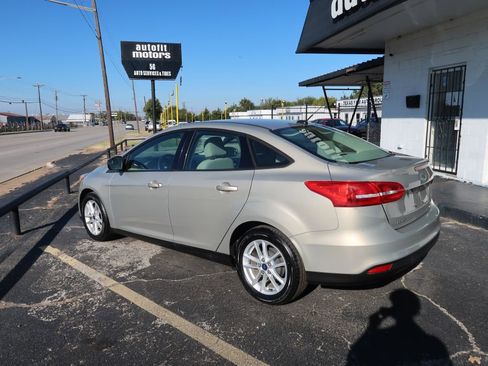 Used 2015 Ford Focus SE image 4