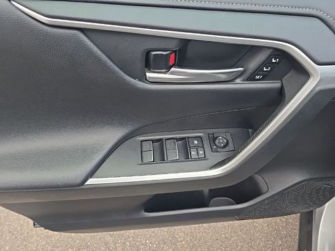 Used 2022 Toyota RAV4 Limited image 11